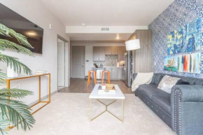 King Bed Suite w/Gym/Bikes/Roof Top Pool & Hot Tub